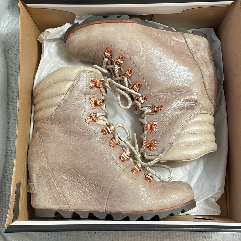 Sorel Conquest Wedge Bootie size 8.5 color Beach/Fawn gently used in box